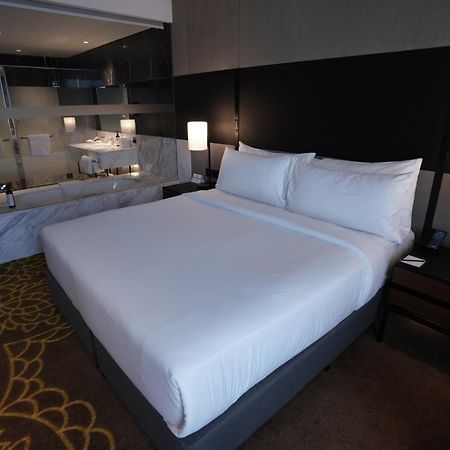 Отель Hilton Bengaluru Embassy Manyata Business Park Экстерьер фото