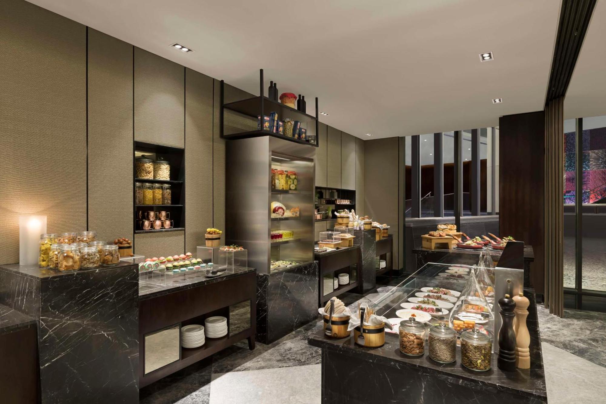 Отель Hilton Bengaluru Embassy Manyata Business Park Экстерьер фото