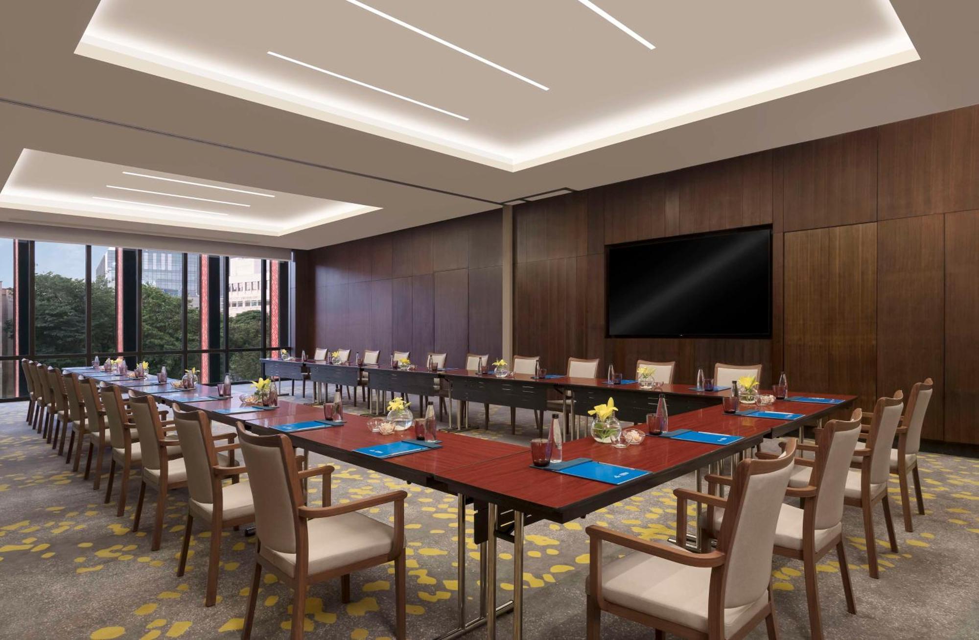 Отель Hilton Bengaluru Embassy Manyata Business Park Экстерьер фото