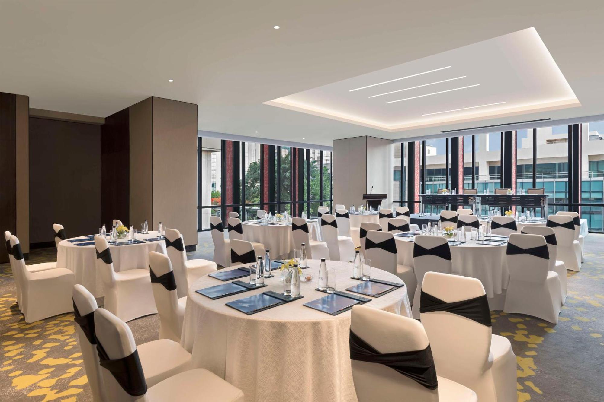 Отель Hilton Bengaluru Embassy Manyata Business Park Экстерьер фото
