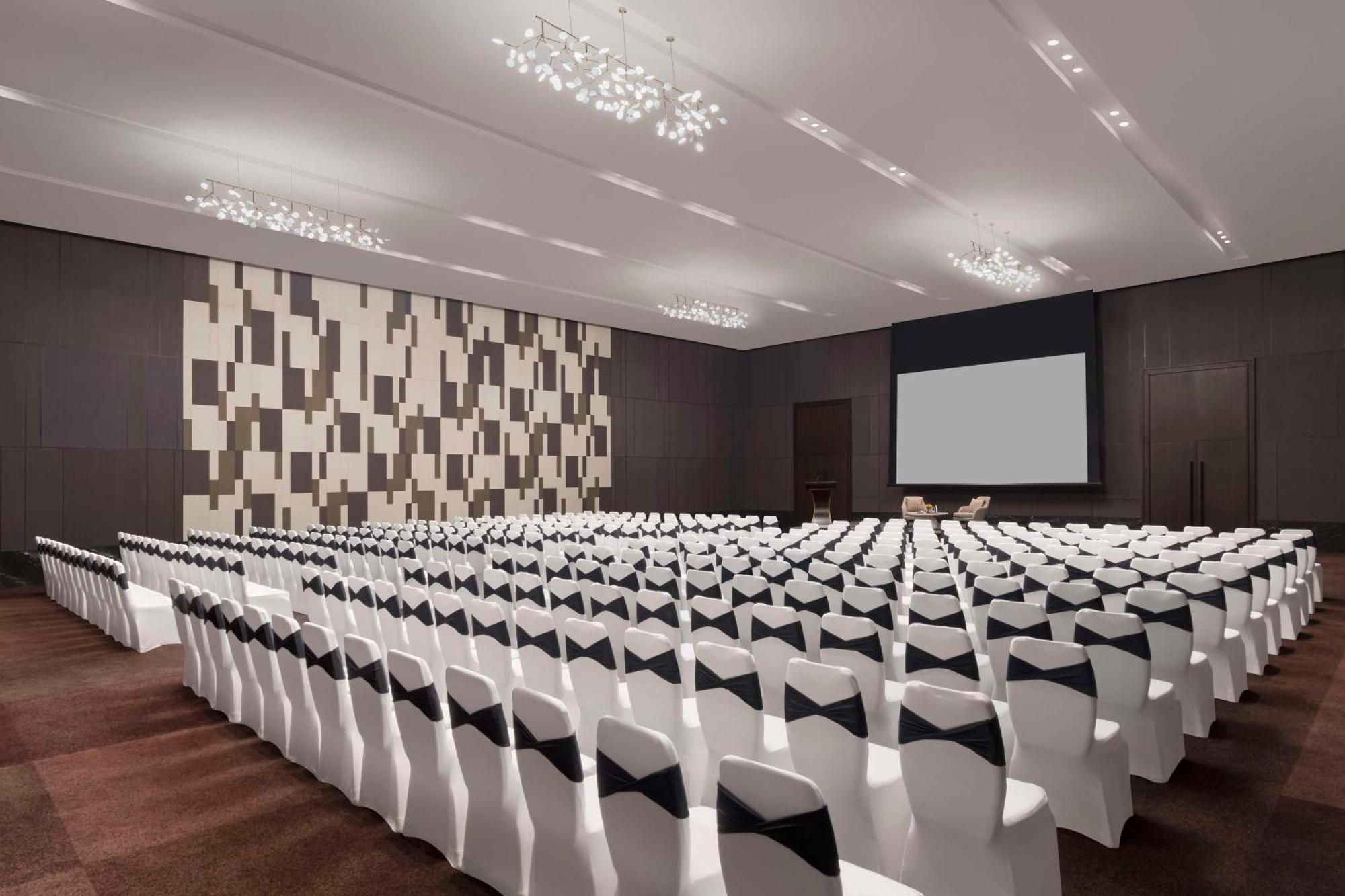 Отель Hilton Bengaluru Embassy Manyata Business Park Экстерьер фото