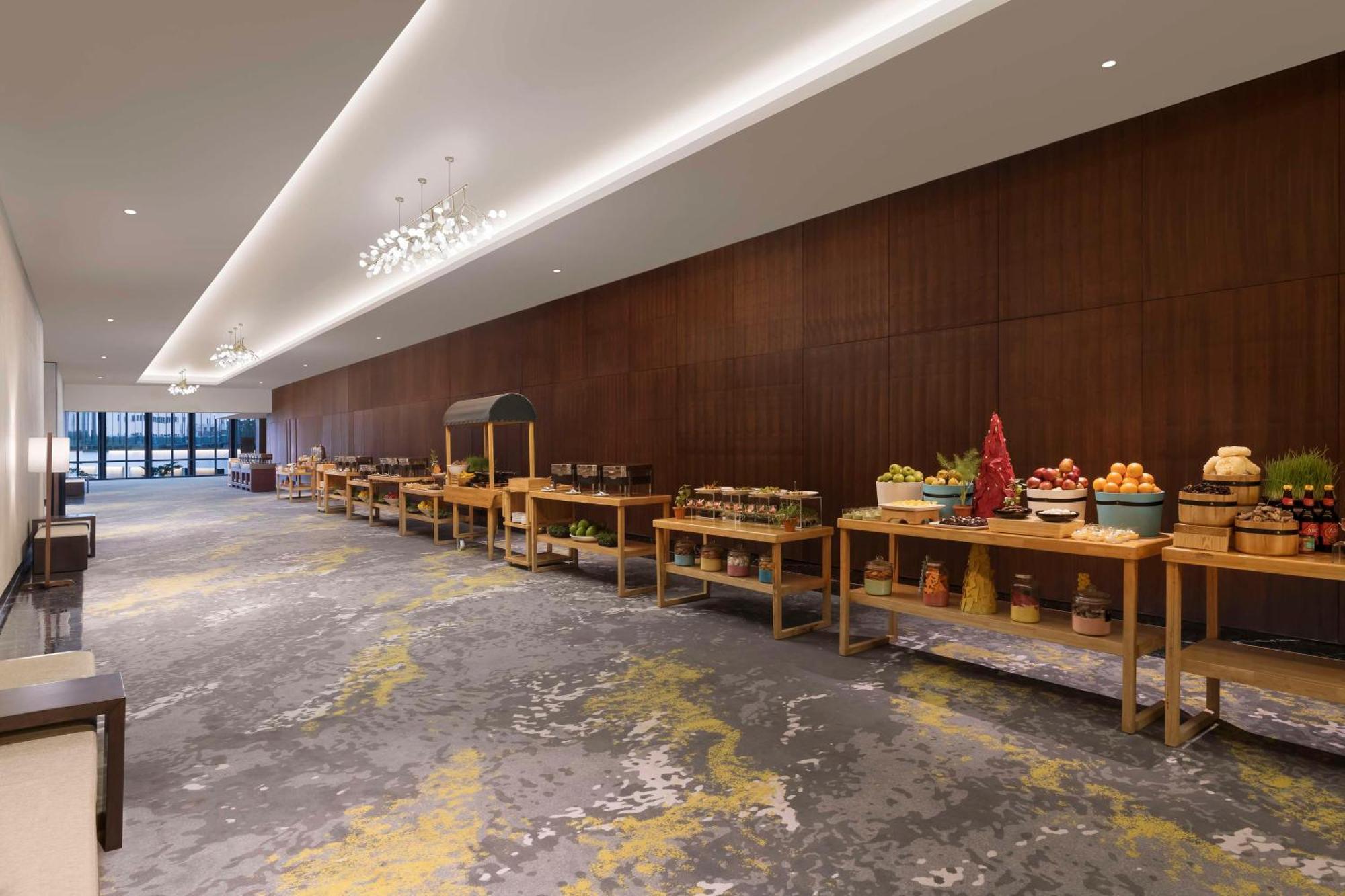Отель Hilton Bengaluru Embassy Manyata Business Park Экстерьер фото