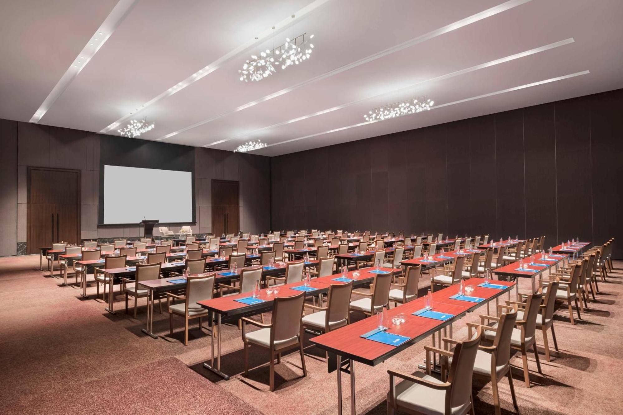 Отель Hilton Bengaluru Embassy Manyata Business Park Экстерьер фото