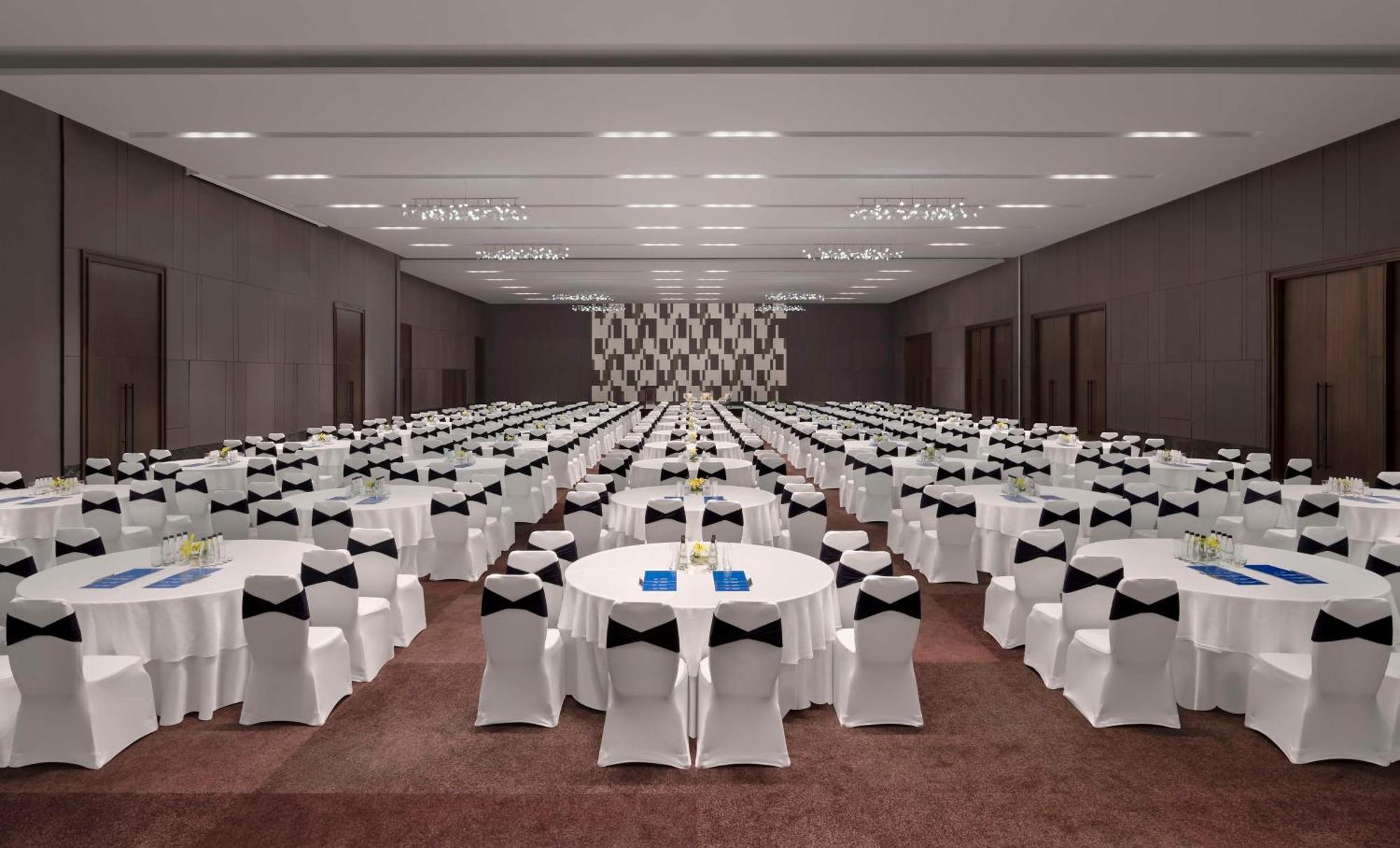 Отель Hilton Bengaluru Embassy Manyata Business Park Экстерьер фото