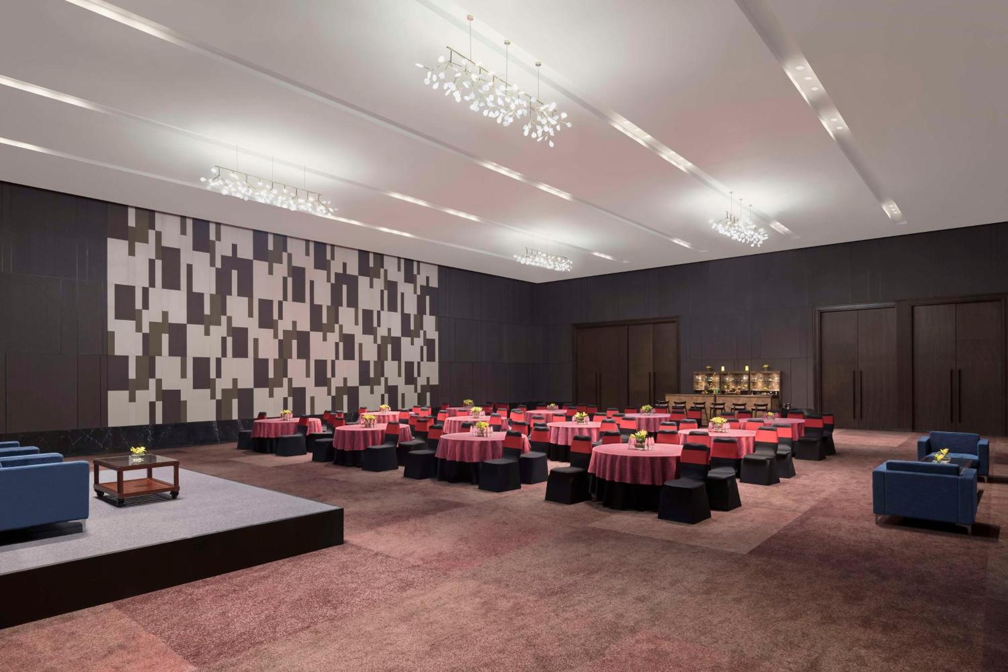 Отель Hilton Bengaluru Embassy Manyata Business Park Экстерьер фото