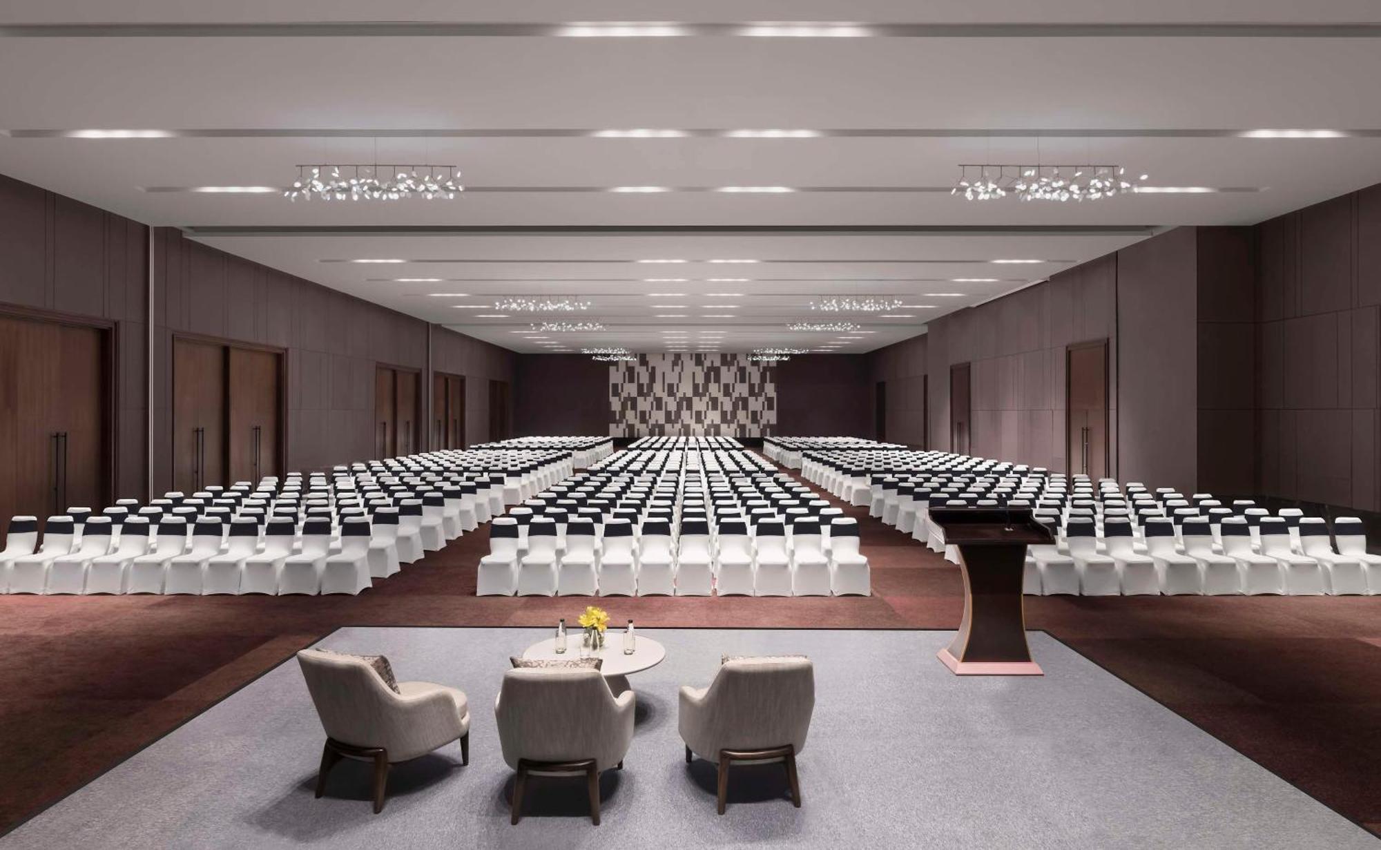 Отель Hilton Bengaluru Embassy Manyata Business Park Экстерьер фото