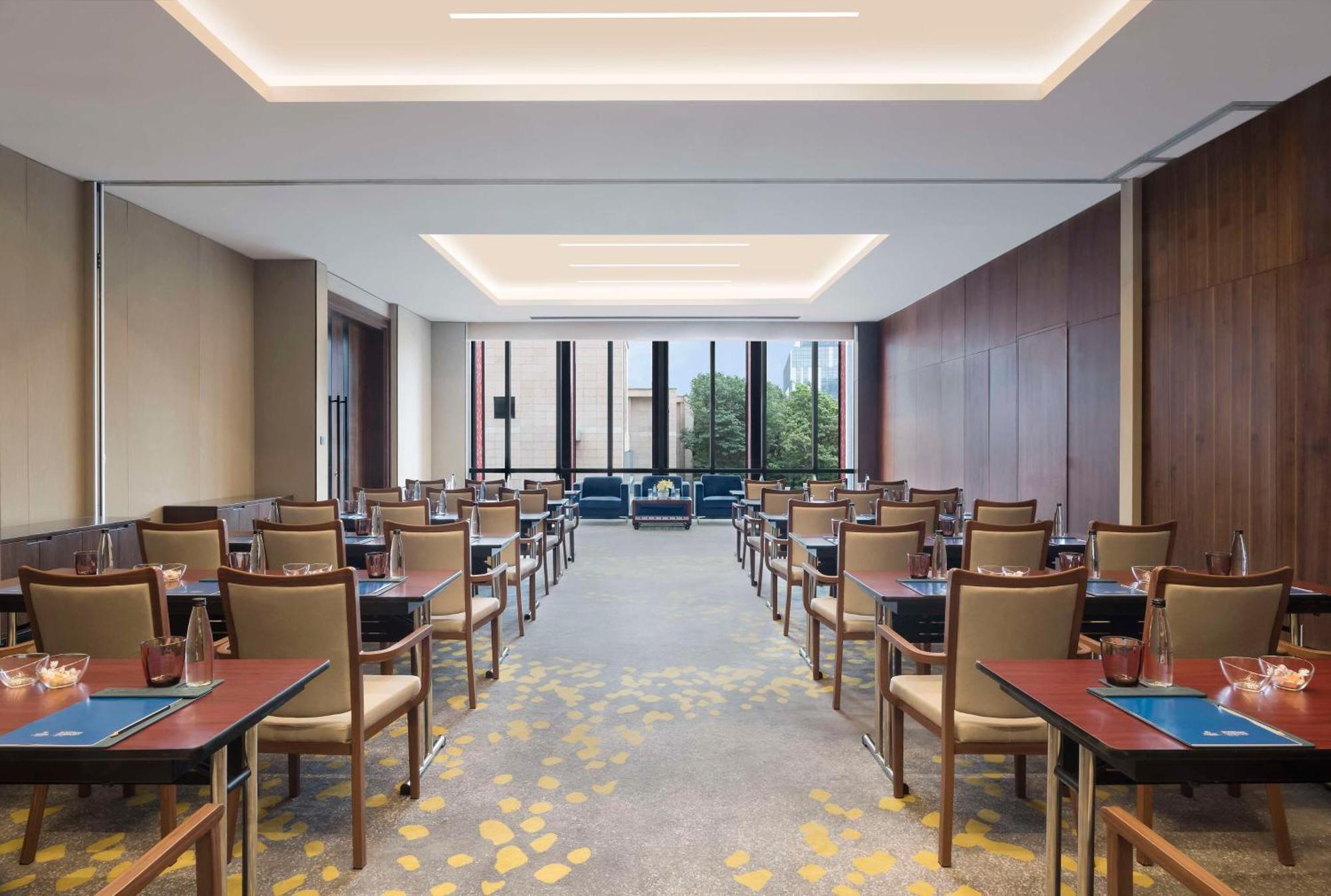 Отель Hilton Bengaluru Embassy Manyata Business Park Экстерьер фото