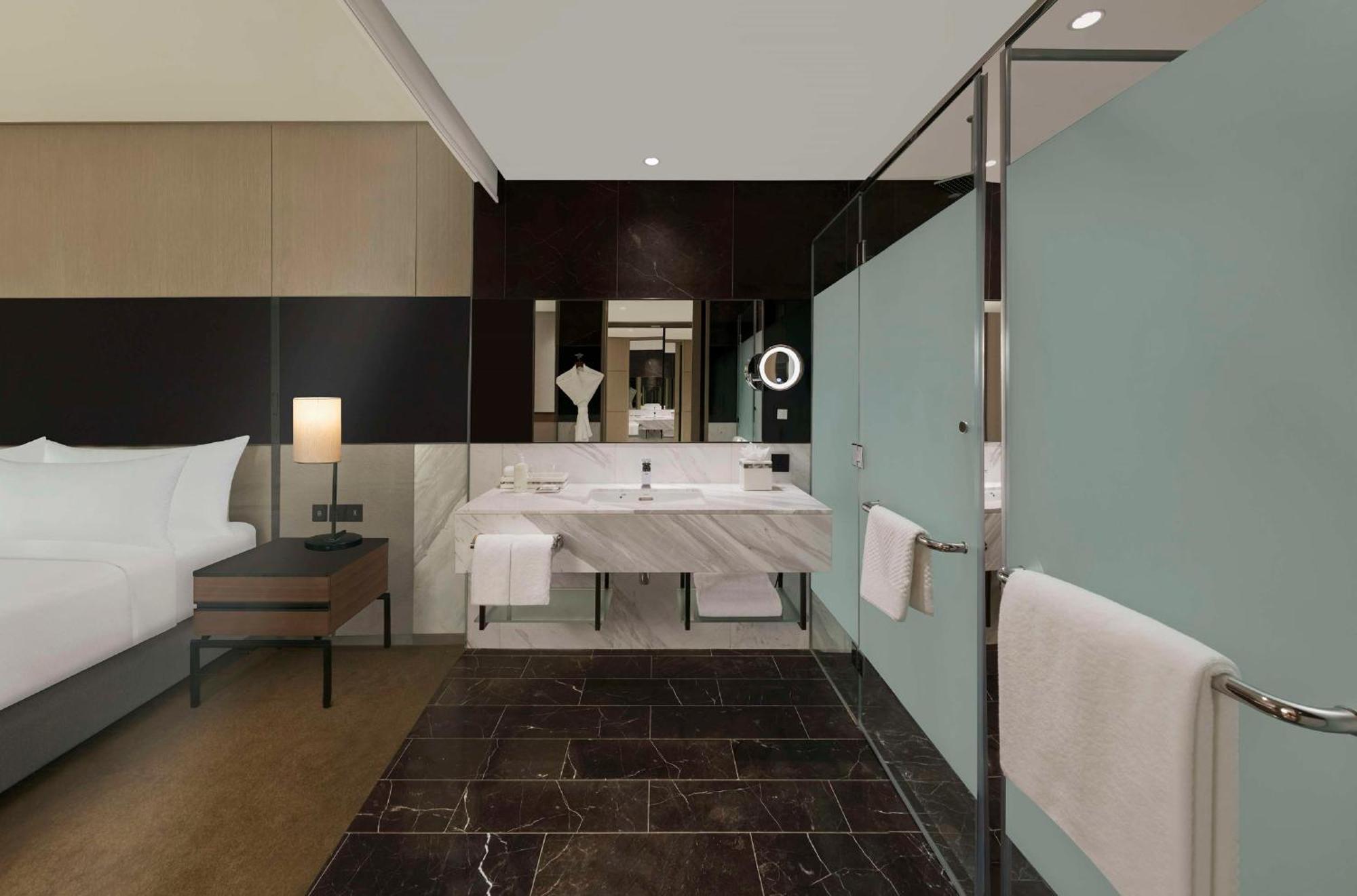 Отель Hilton Bengaluru Embassy Manyata Business Park Экстерьер фото
