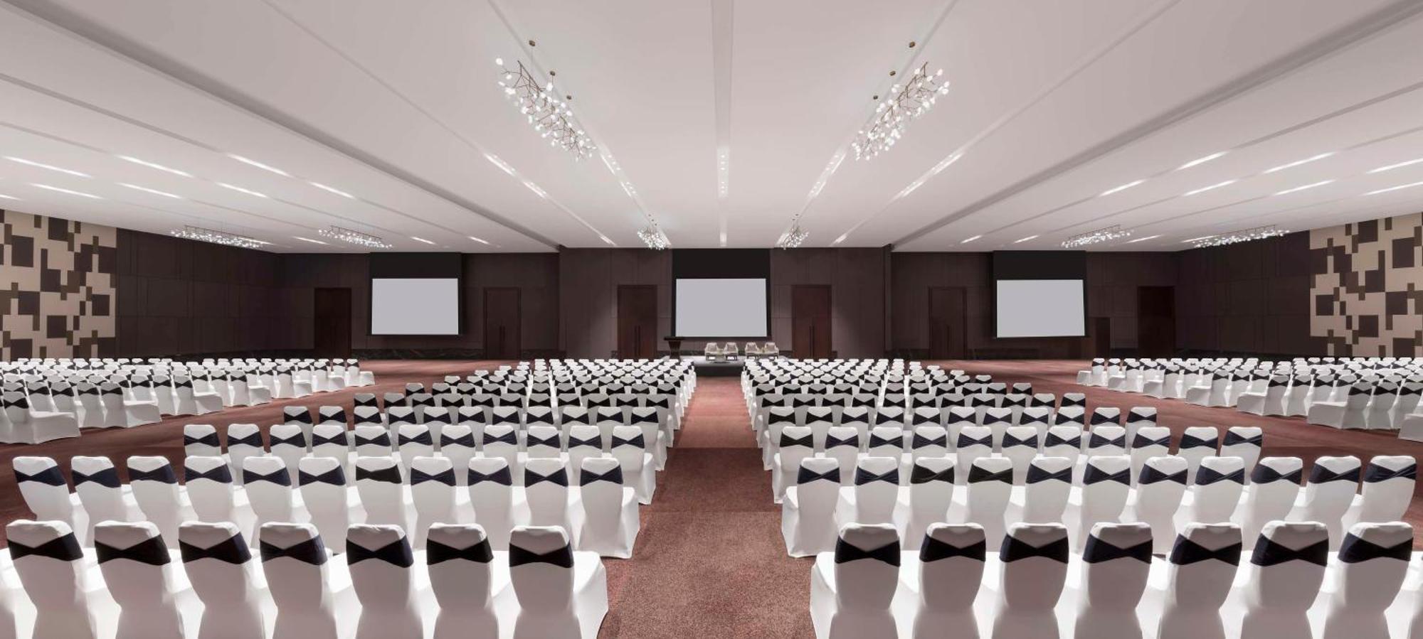 Отель Hilton Bengaluru Embassy Manyata Business Park Экстерьер фото