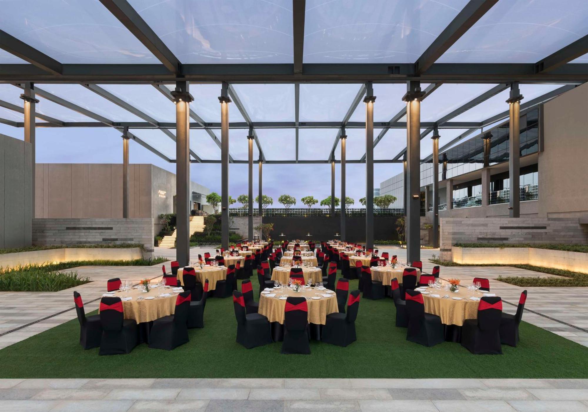 Отель Hilton Bengaluru Embassy Manyata Business Park Экстерьер фото