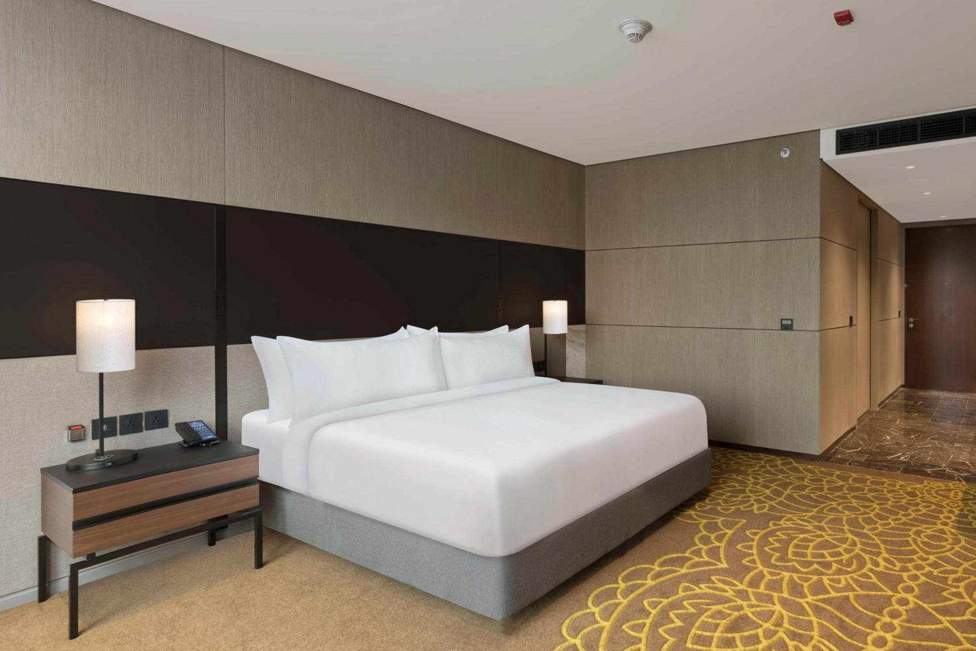 Отель Hilton Bengaluru Embassy Manyata Business Park Экстерьер фото