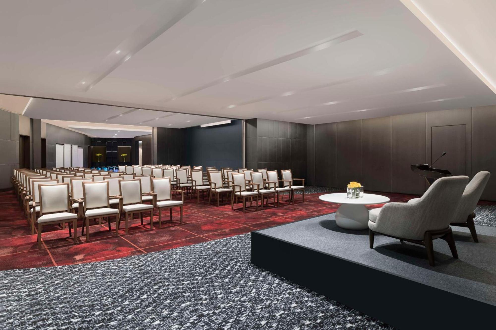 Отель Hilton Bengaluru Embassy Manyata Business Park Экстерьер фото