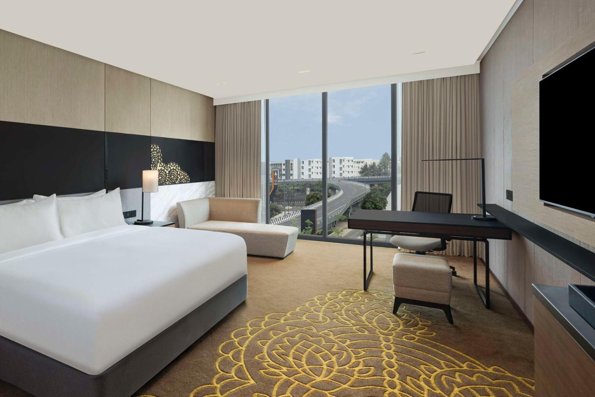 Отель Hilton Bengaluru Embassy Manyata Business Park Экстерьер фото