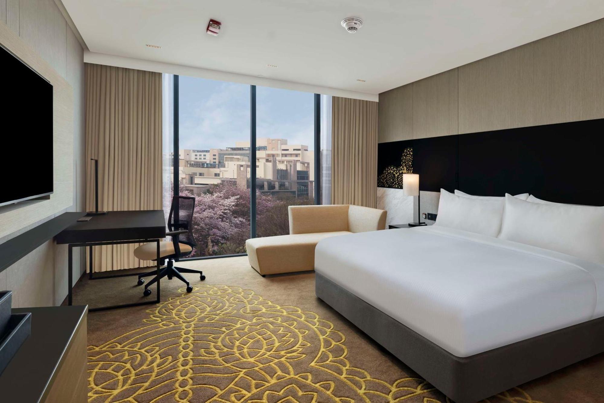 Отель Hilton Bengaluru Embassy Manyata Business Park Экстерьер фото