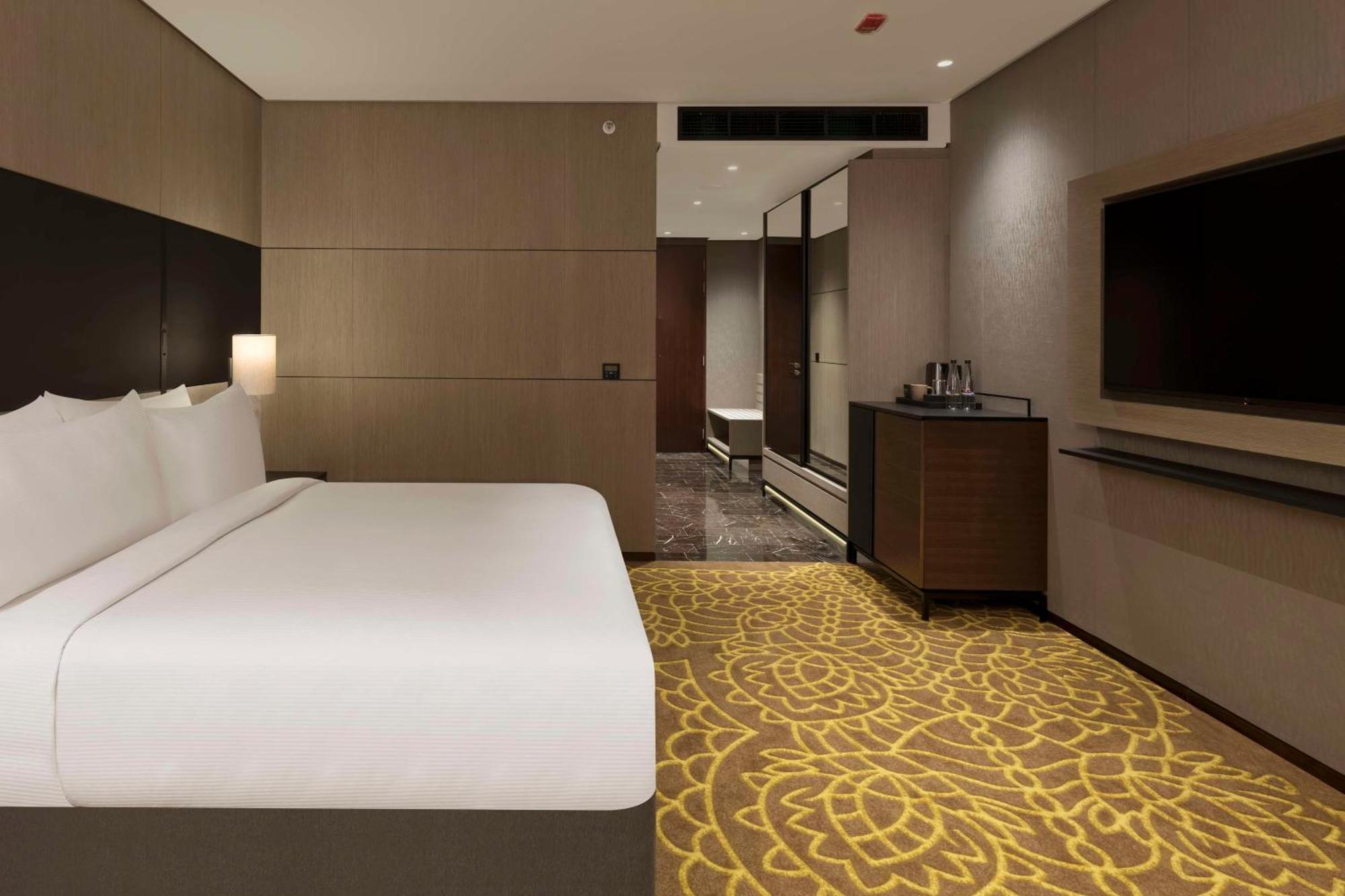Отель Hilton Bengaluru Embassy Manyata Business Park Экстерьер фото