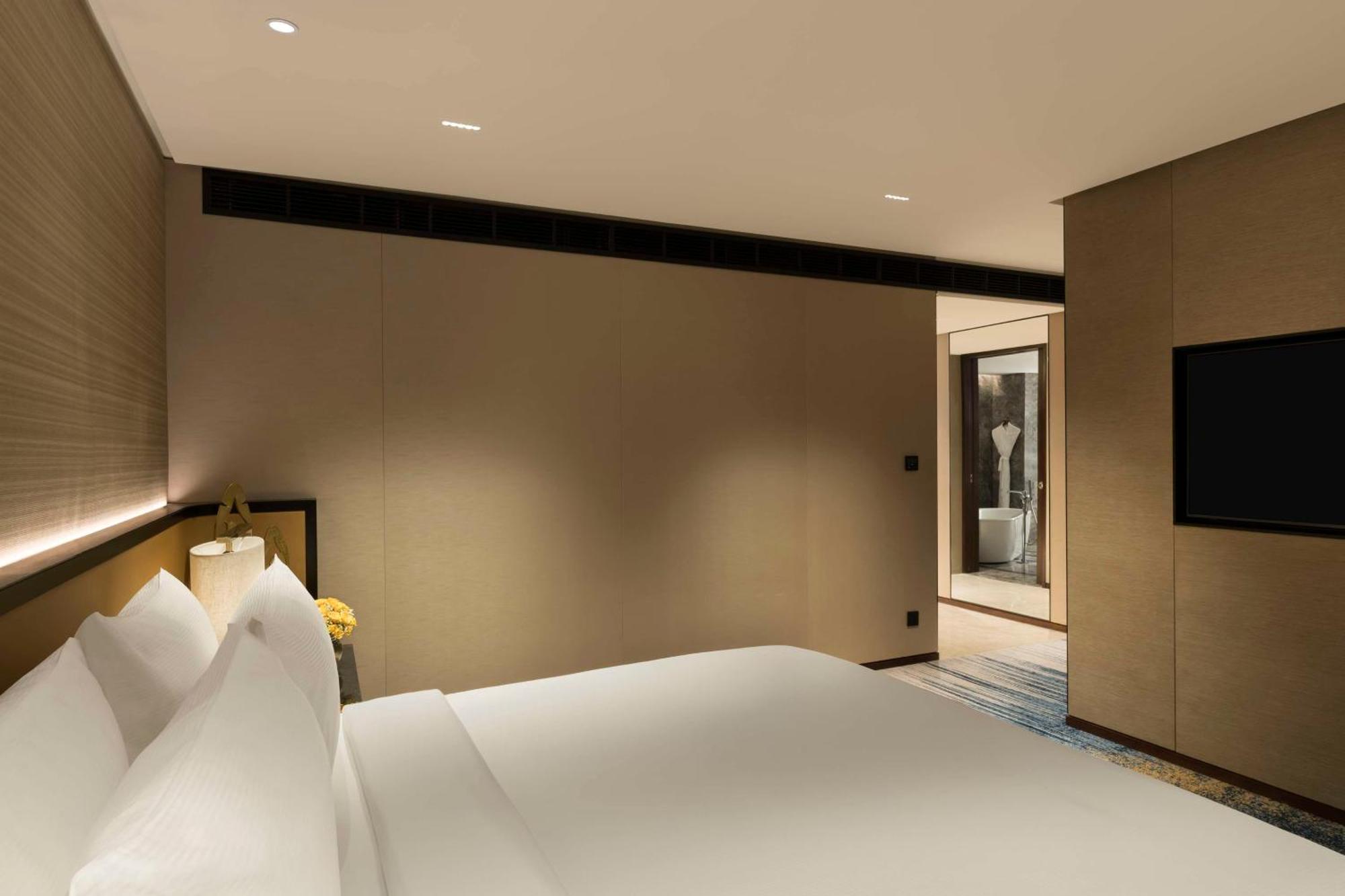 Отель Hilton Bengaluru Embassy Manyata Business Park Экстерьер фото