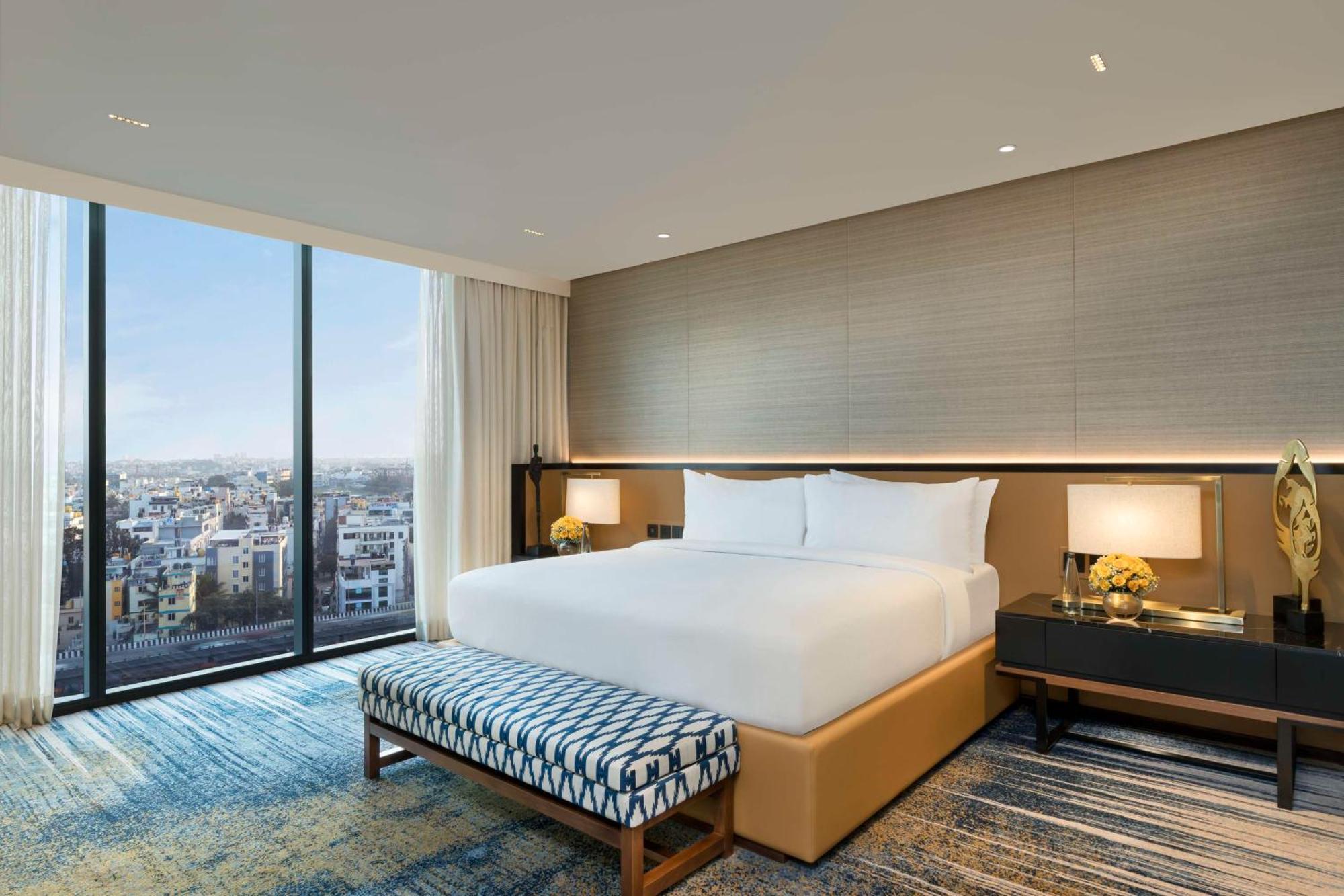 Отель Hilton Bengaluru Embassy Manyata Business Park Экстерьер фото
