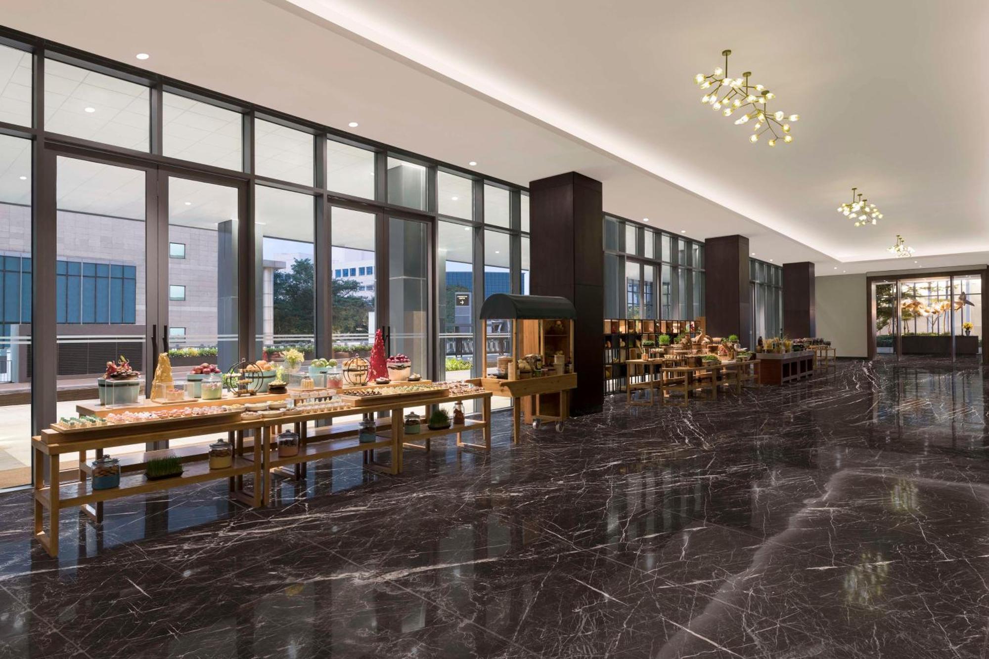 Отель Hilton Bengaluru Embassy Manyata Business Park Экстерьер фото