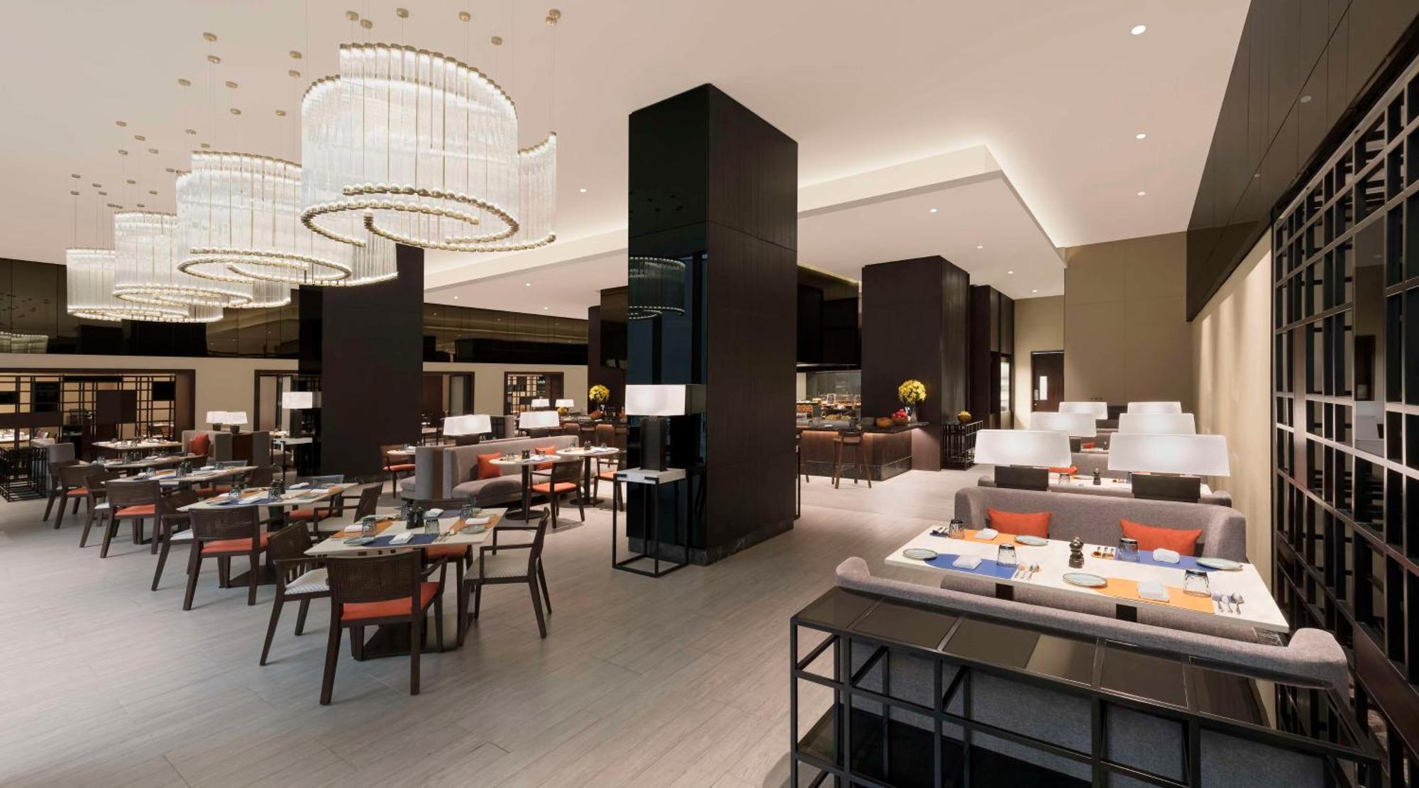 Отель Hilton Bengaluru Embassy Manyata Business Park Экстерьер фото