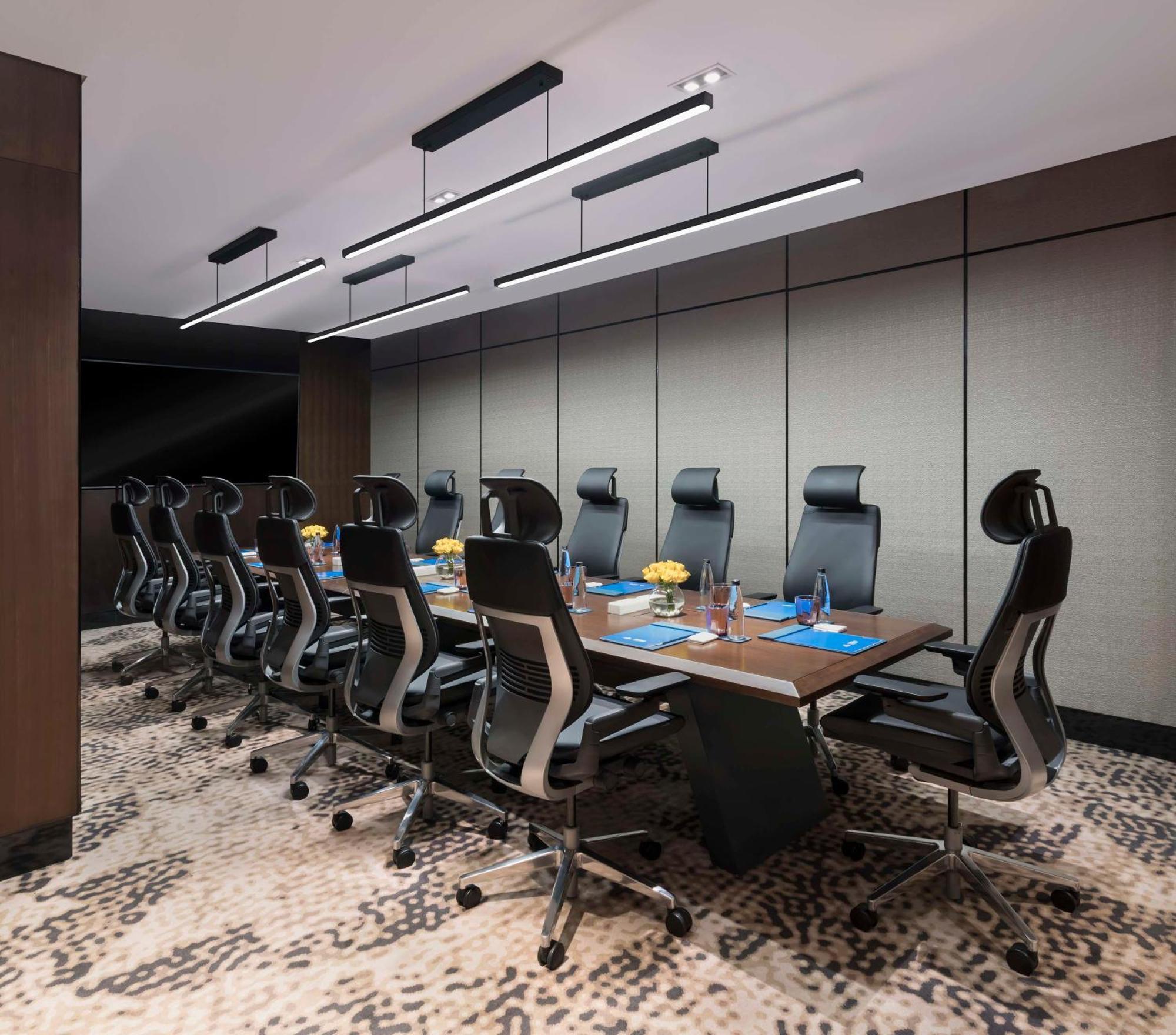 Отель Hilton Bengaluru Embassy Manyata Business Park Экстерьер фото