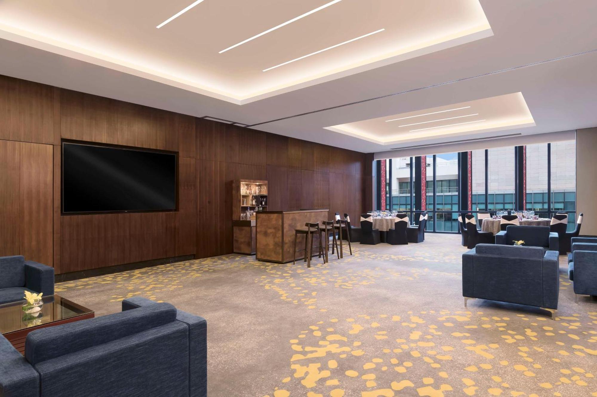 Отель Hilton Bengaluru Embassy Manyata Business Park Экстерьер фото