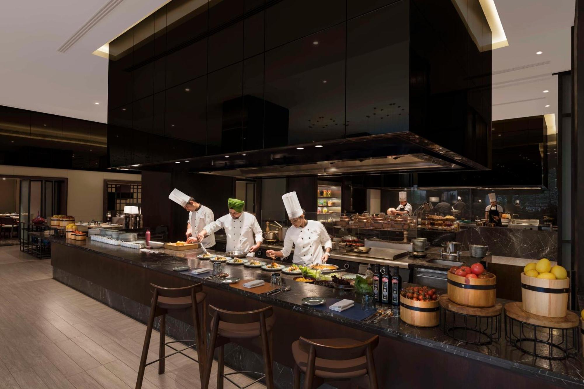 Отель Hilton Bengaluru Embassy Manyata Business Park Экстерьер фото