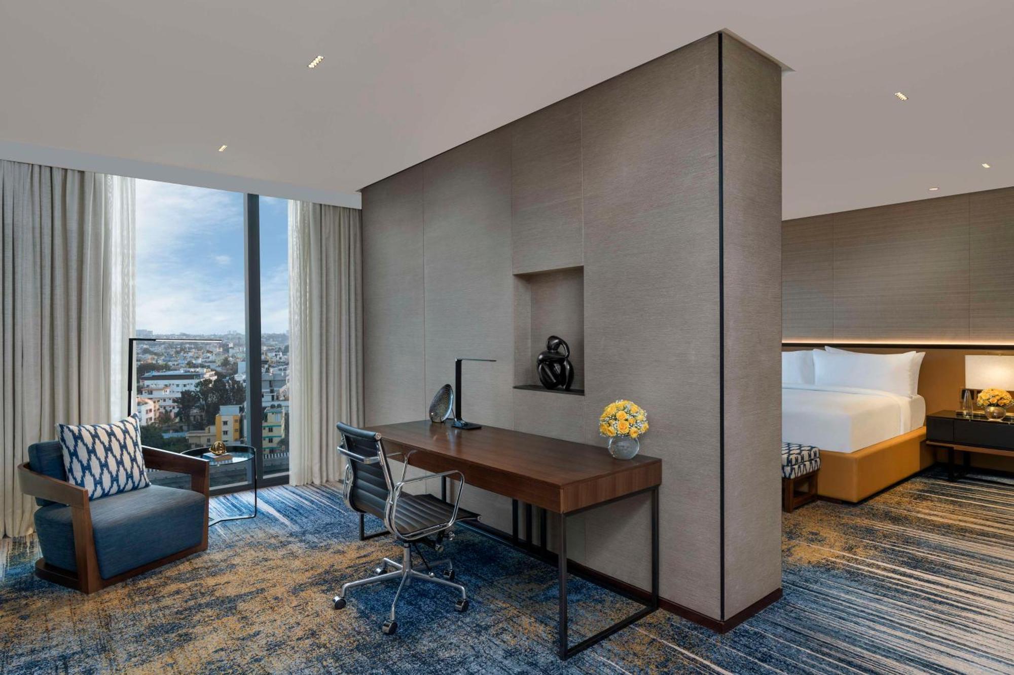 Отель Hilton Bengaluru Embassy Manyata Business Park Экстерьер фото