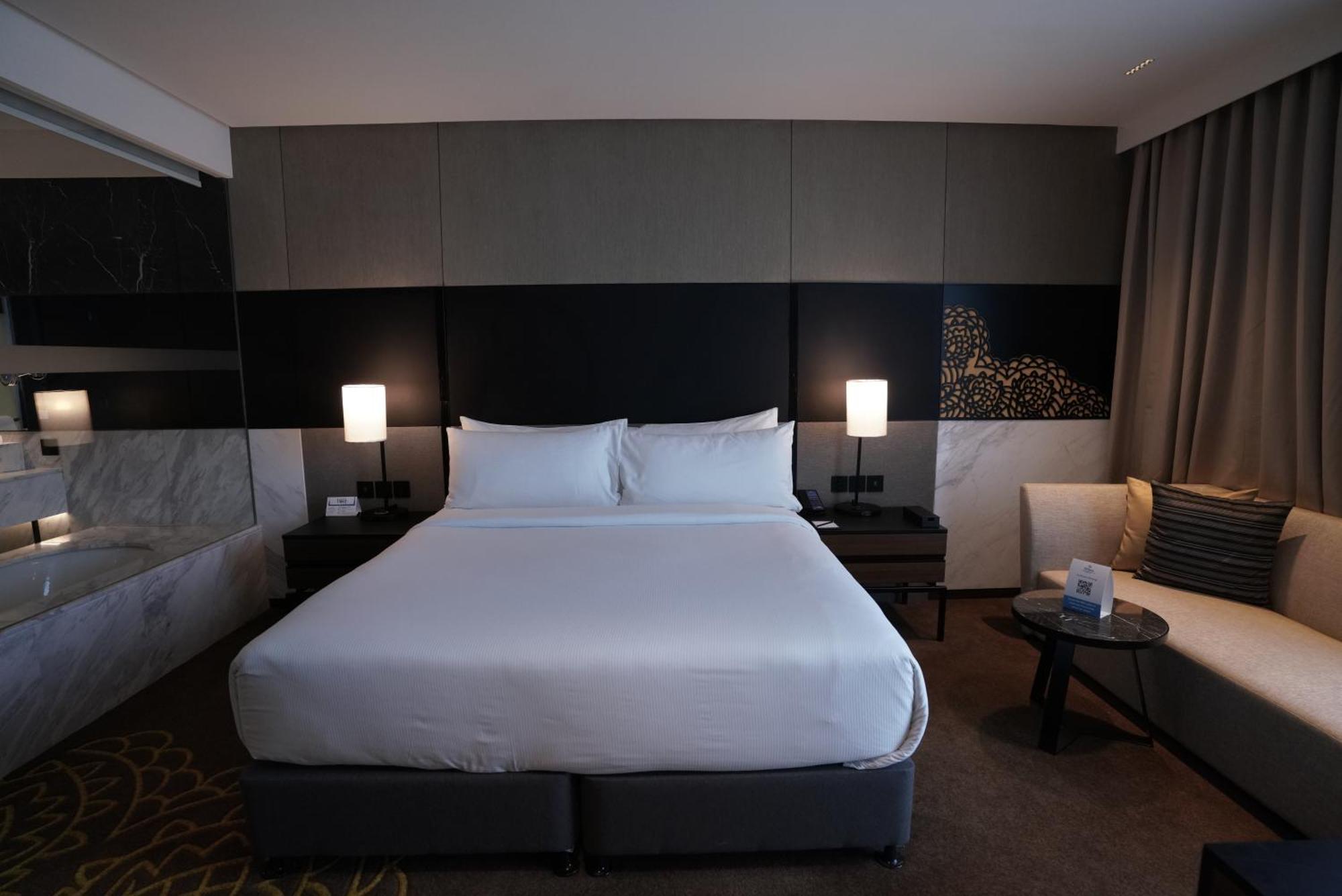 Отель Hilton Bengaluru Embassy Manyata Business Park Экстерьер фото
