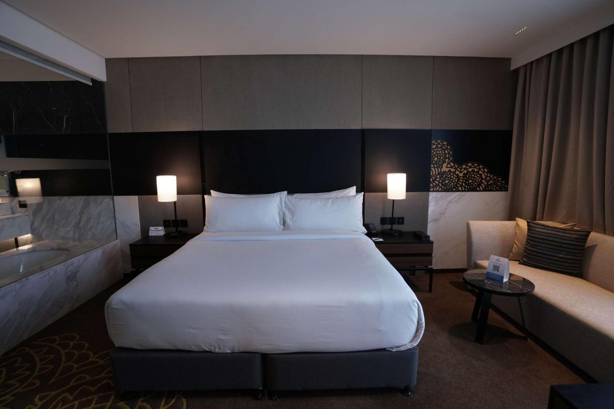 Отель Hilton Bengaluru Embassy Manyata Business Park Экстерьер фото